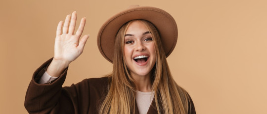 Dites bonjour comme un Français : 10 façons utiles de le dire !